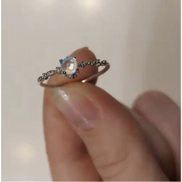 🌓Gorgeous Solid Sterling Silver Petite Moonstone Ring - Picture 13 of 17